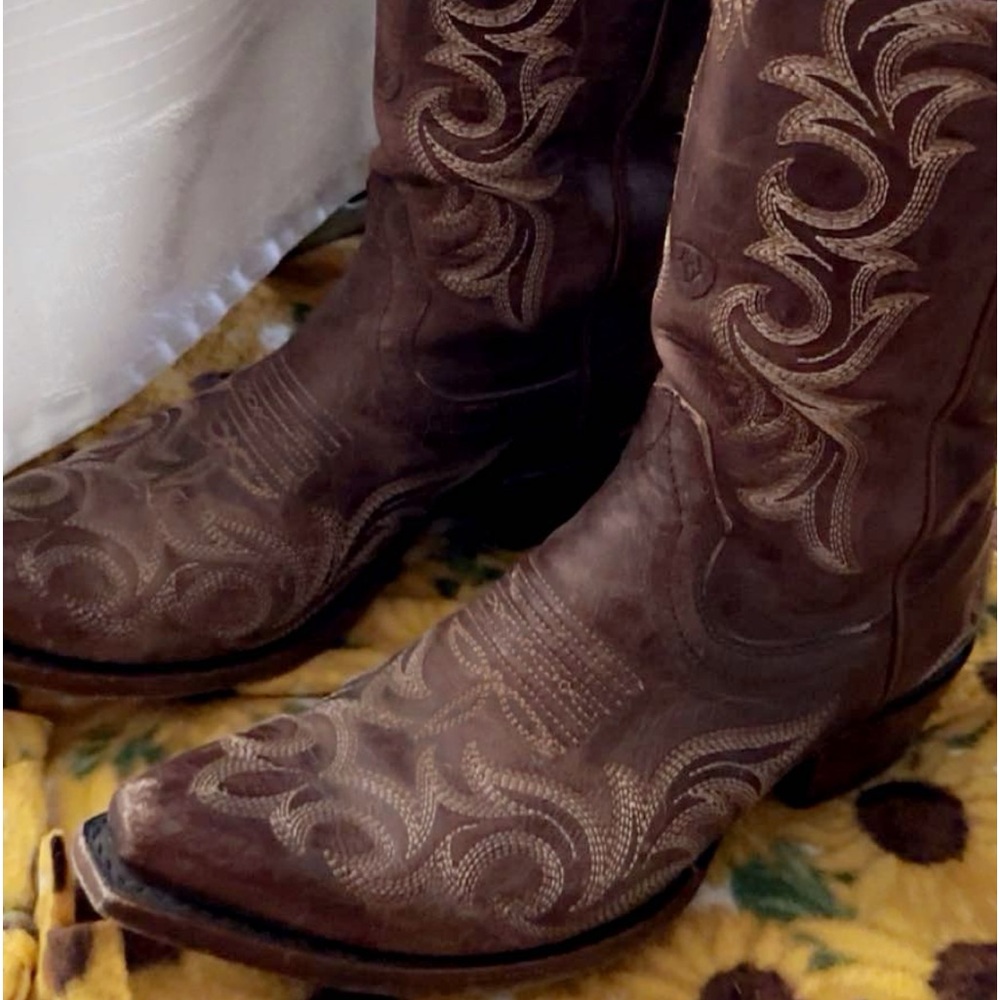 Women’s cowgirl boots